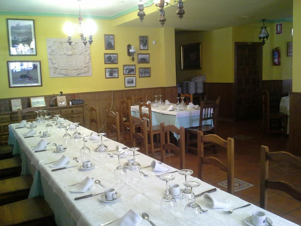 Hostal Restaurante Villa De Sepúlveda Exteriör bild