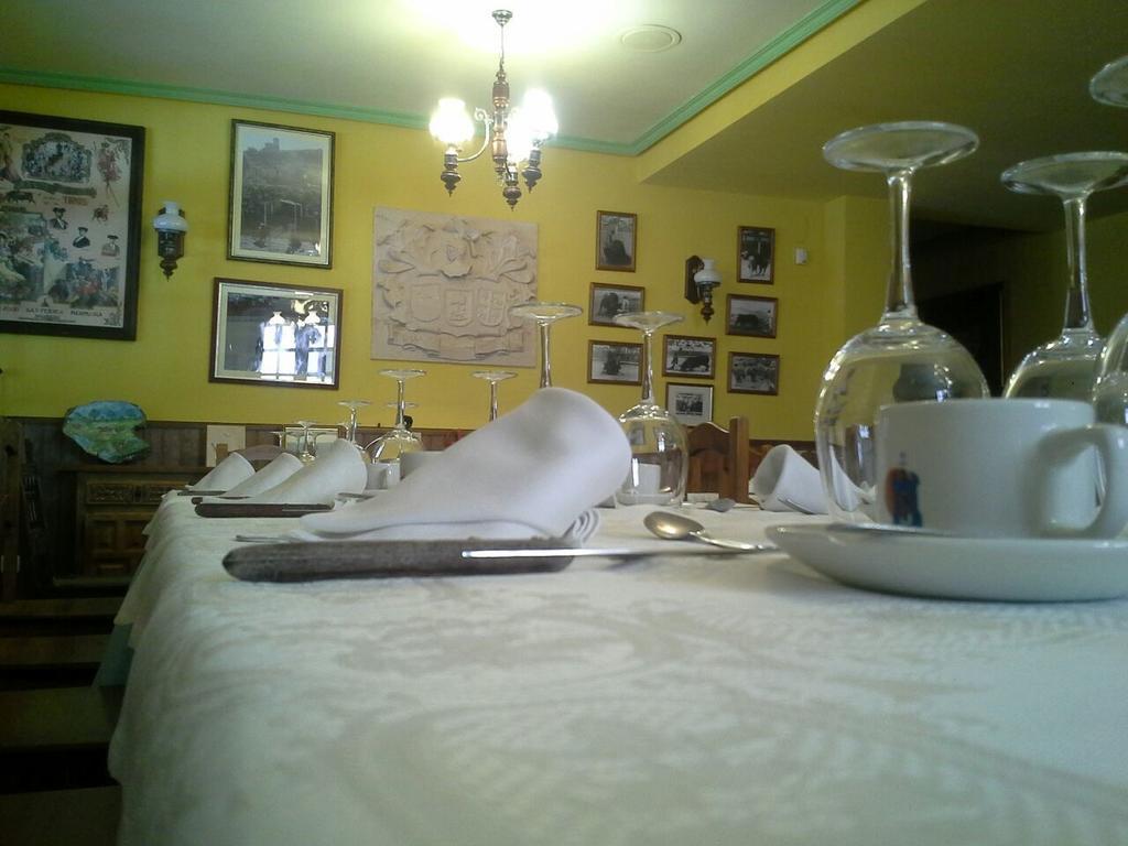 Hostal Restaurante Villa De Sepúlveda Exteriör bild