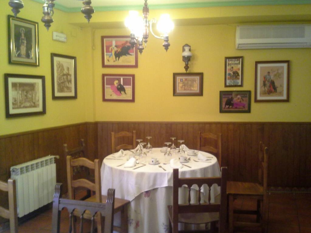 Hostal Restaurante Villa De Sepúlveda Exteriör bild